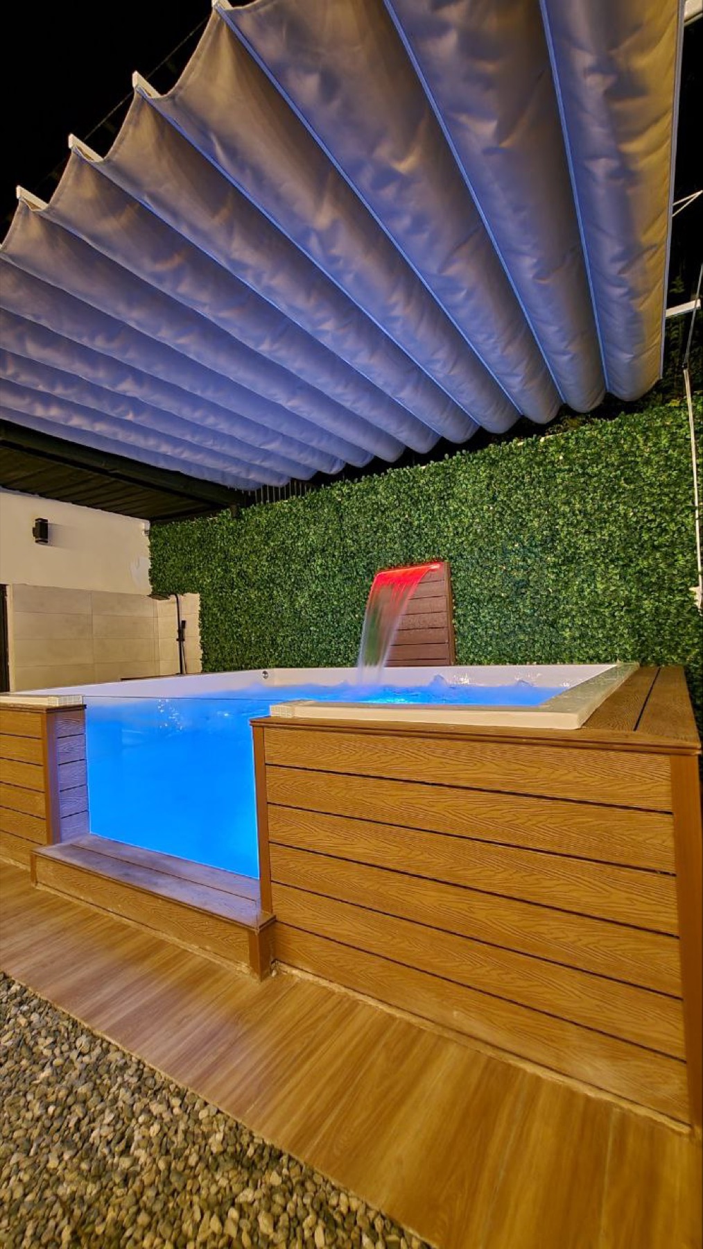 Picuzzi de Solmi Rooms iluminado de noche