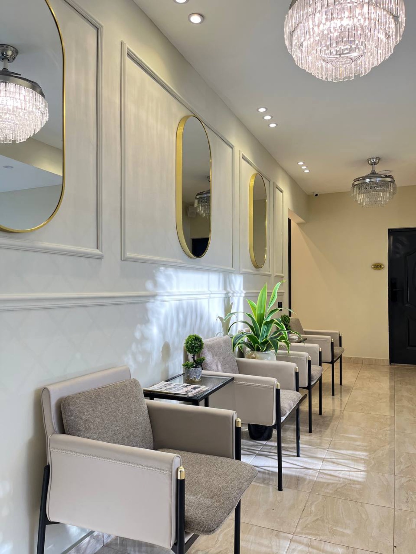 Sala de espera de Solmi Rooms con lámparas de cristal