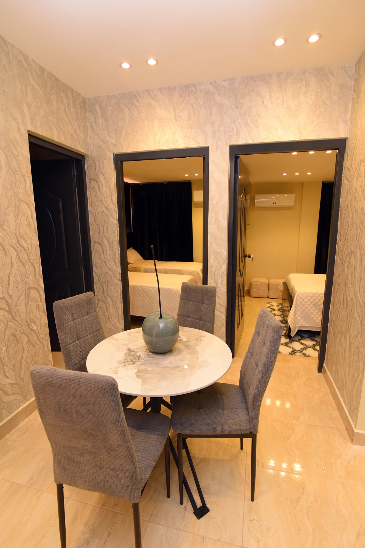 Comedor de la habitación Familiar 208 con acceso a los dormitorios