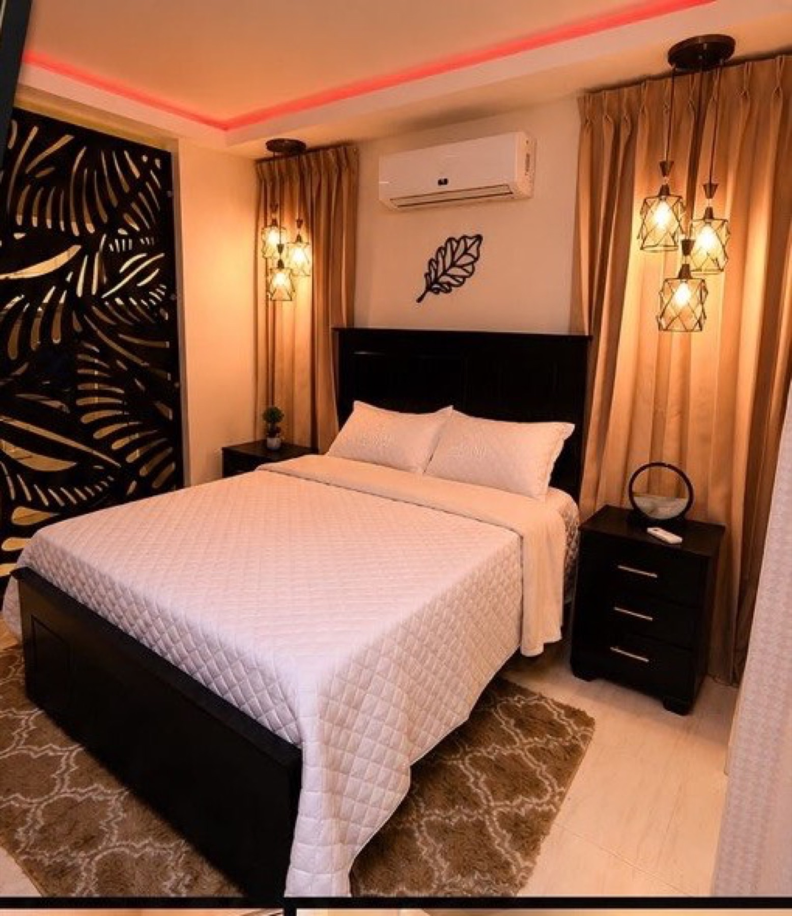 Habitación Premium 104 de Solmi Rooms, con dos lámparas colgantes